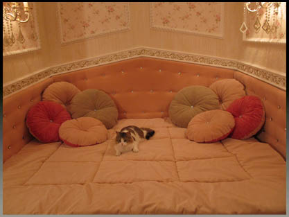 Встроенная кровать с декором каретная стяжка Встроенная кровать с декором каретная стяжка