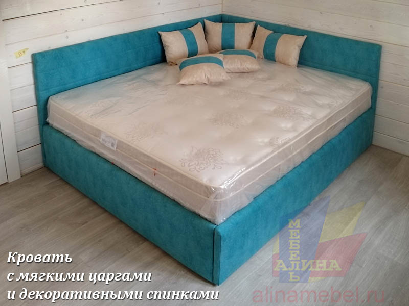 Кровать с декоративными спинками