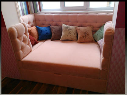 Встроенный диван на лоджию с мягкими панелями